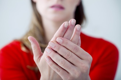 Risse an den Fingern - Gründe, Foto. Behandlung zu Hause mit Volksheilmitteln, medizinischen Salben