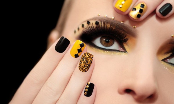 Σχεδιασμός νυχιών σε μαύρο χρώμα, με μαύρο βερνίκι, χρυσό, ασήμι, στρας. Νέα αντικείμενα και φωτογραφίες