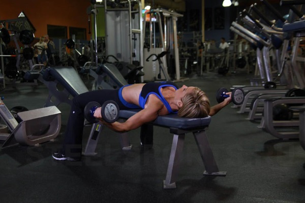 تدريب عضلات الصدر في صالة الألعاب الرياضية للفتيات ، وفقدان الوزن
