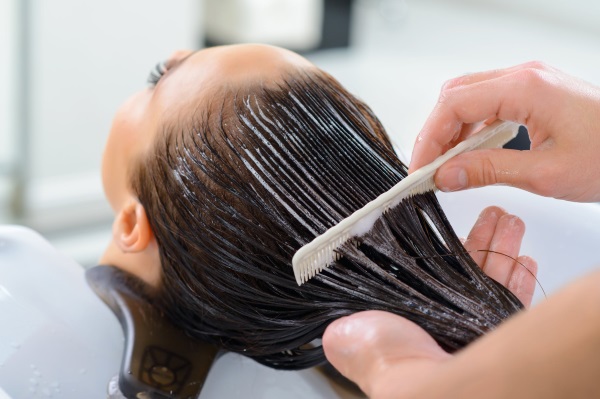 Pemulihan rambut kolagen. Apa itu, bagaimana melakukannya, harga, ulasan