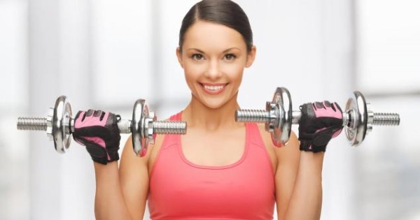 Übungen auf der Brust im Fitnessstudio für Mädchen mit und ohne Hanteln, auf der horizontalen Leiste