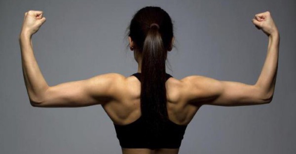 Latihan untuk otot trapezius belakang dengan dumbbells untuk wanita