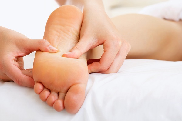 Acupunctuurpunten op de menselijke voet. Lay-out van het linker, rechterbeen