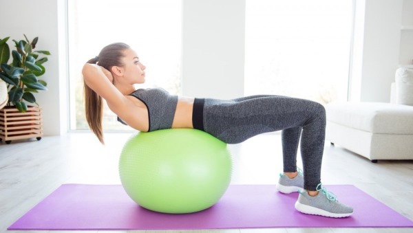 Ασκήσεις στους λοξούς μύες της κοιλιάς για γυναίκες στο σπίτι, στο γυμναστήριο