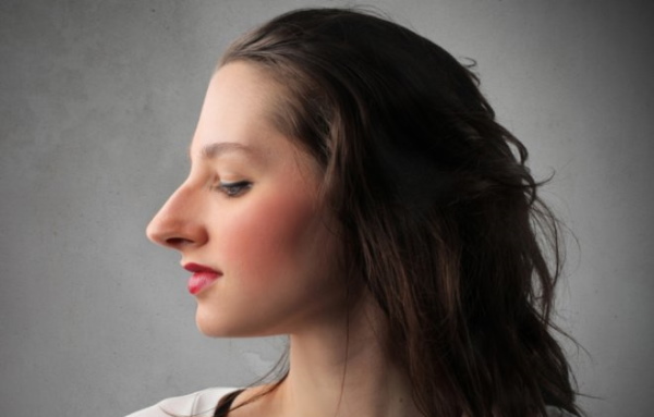 Gadis itu mempunyai hidung yang panjang. Gambar sebelum dan selepas rhinoplasty
