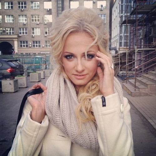 Polina Maksimova. Hete foto's in een badpak, voor en na plastische chirurgie, gewichtsverlies